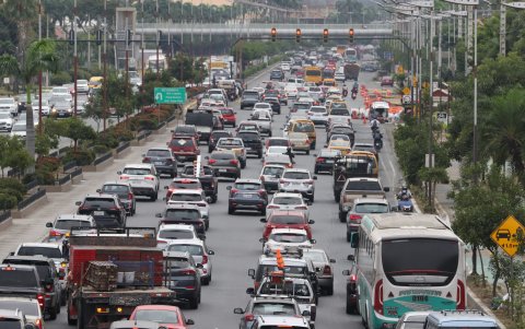 Carriles sin respiro. En horas pico, cerca del puente de la Unidad Nacional, todos los carriles en ambos sentidos de la arteria permanecen llenos de vehículos.