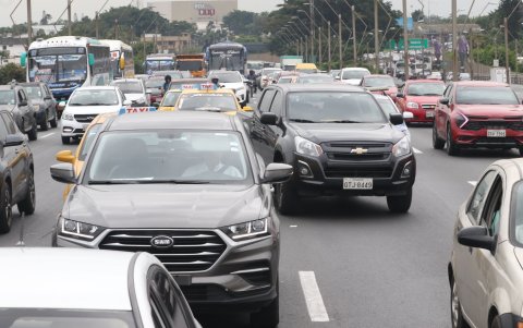 Desde el puente de la Unidad Nacional, a diario, es posible ver una hilera de carros que parece interminable.