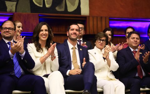 Ivonne Núñez (segunda desde la drecha) es ministra de trabajo, famosa por su intento de destitución a la exvicepresidenta Verónica Abad.