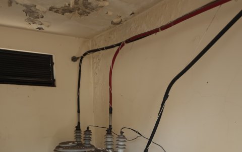 Un daño en estos transformadores tiene sin luz al edificio donde están los laboratorios de informática en el campus principal de la Universidad Agraria.