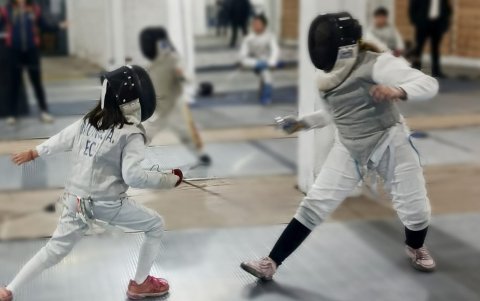 Alicia Monge (izquierda) y Antonella Suárez también serán parte del Sudamericano de esgrima.