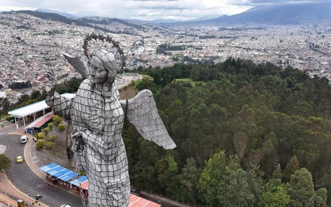 El Panecillo es una elevación natural de 3.000 metros sobre el nivel del mar, fue bautizada con este nombre por su parecido con un pequeño pan.