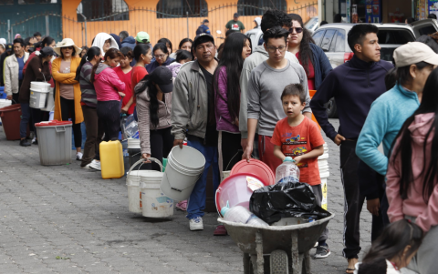 Varios barrios del sur de Quito realizan largas filas para poder acceder al agua