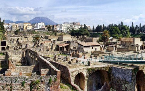 Ciudad. Pompeya, conocida por haber sido destruida por el Vesubio.