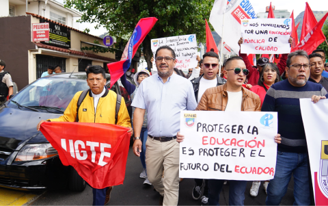 Educadores piden declarar en emergencia el sistema educativo y rechazan recortes a derechos laborales.