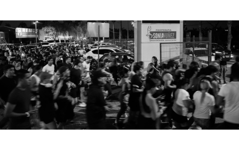 ¿Qué pasa cuando un grupo de jóvenes reinventa el running? Eventos con saunas, DJ y desafíos mentales