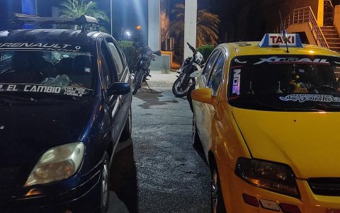 Vehículos incautados durante el operativo.