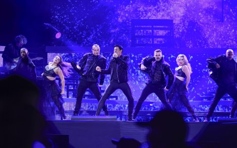 El músico ofreció un espectáculo junto a un extenso cuerpo de bailarines.