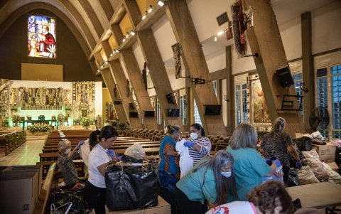 Personas que organizan donaciones para los afectados por las fuertes lluvias en Maracaibo (Venezuela).
