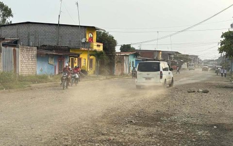 El polvo se levanta con el paso de los vehículos.