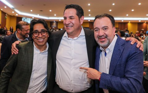 El alcalde Muñoz invitó a su coideario Virgilio Hernández, actualmente parlamentario andino, a la rendición de cuentas. En medio está Alexandro Tonello, viceprefecto de Pichincha.