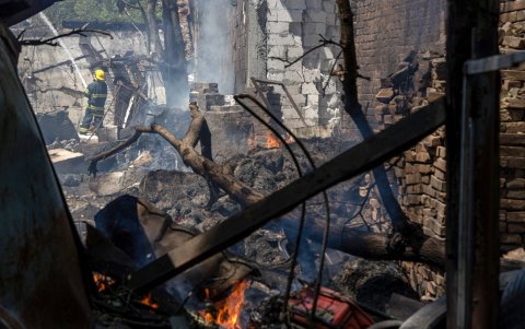 Un bombero trabaja para extinguir incendio luego de los ataques con aviones no tripulados rusos a casas residenciales vecinas en Odesa, el 11 de julio de 2025, en medio de la invasión rusa de Ucrania.