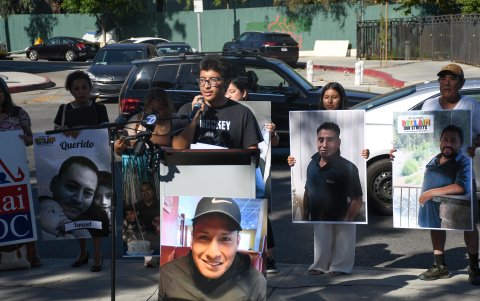 Carlos González, habla junto a la foto de su hermano José, durante una protesta en rechazo a las acciones recientes del ICE este jueves, en el parque Seúl del barrio coreano en Los Ángeles.