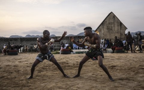 Luchadores de Dambe se enfrentan durante un combate amateur en el barrio de Dei-Dei, Abuya, el 27 de junio de 2025.