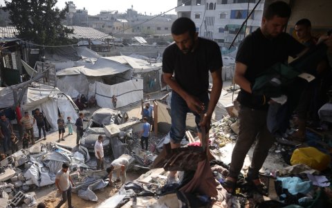 Palestinos inspeccionan los daños en el lugar de un ataque israelí nocturno contra la escuela Halima Saadiya en Jabalia, en el norte de la Franja de Gaza, el 11 de julio de 2025.