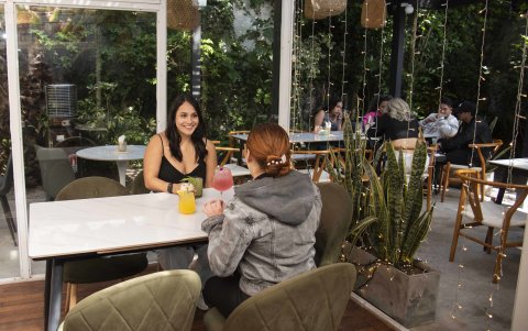 En Veranera, los cocteles de autor como El Rocío y el Golden Hour son los más pedidos de la carta.