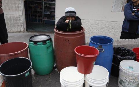 Preocupación. Los vecinos madrugaron para esperar al tanquero, que llegó pasadas las 10:00.