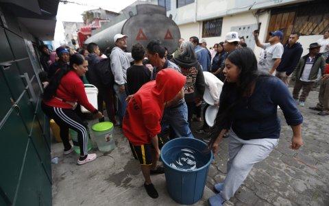 Organización. En el barrio Pueblo Unido se organizaron para que el tanquero entregue agua de forma ordenada.