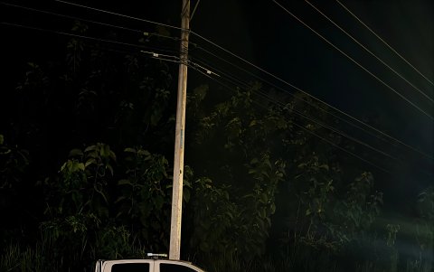 Impacto.  Los presuntos secuestradores, en un intento desesperado por huir, embistieron violentamente al vehículo policial.