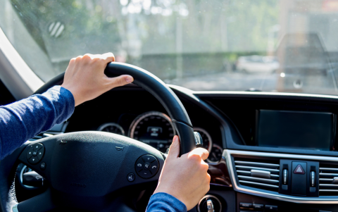 Referencial. Ciudadano conduciendo.