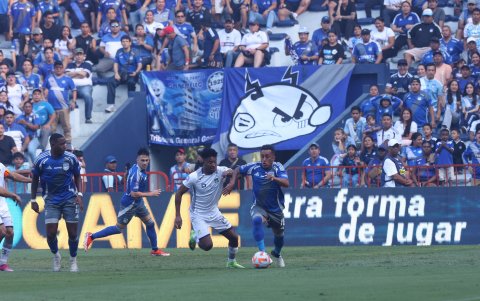 Emelec pelea por salir de la parte baja de la tabla de posiciones.