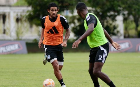 El argentino Marcelo Meli (i) será el eje del Bombillo en el medio campo.
