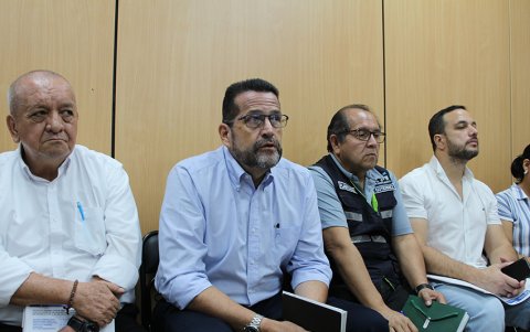 Fernando Navas (segundo de izquierda a derecha) durante la socialización de la construcción de dos pasos a desnivel en Los Ceibos.