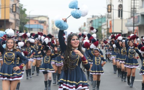 La actuación de las bastoneras atrajo al público en el desfile estudiantil que se realizó a lo largo de la avenida Quito.