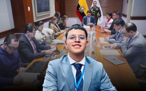 El asambleísta Dominique Serrano fue captado dibujando durante una sesión de fiscalización al contrato del Estado ecuatoriano con Progen.