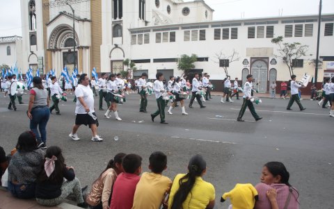 El desfile estudiantil pasó por la plaza de la Victoria, en la avenida Quito, centro de Guayaquil.
