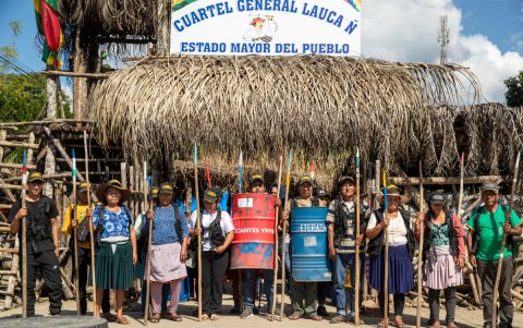 Personas custodiando el fortín y edificio en donde habita el expresidente boliviano Evo Morales, con lanzas de madera y escudos artesanales en Lauca Ñ.