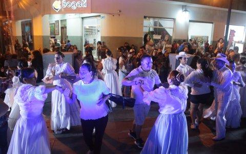 El grupo Reminiscencias animó a la ciudadanía en el Fortín de la Planchada, en el sector de Las Peñas, donde se fundó Guayaquil.