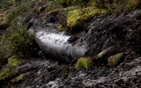 La tubería de conducción es de acero, de 42 pulgadas. La rotura ocurrió en el km 10, en el Antisana.