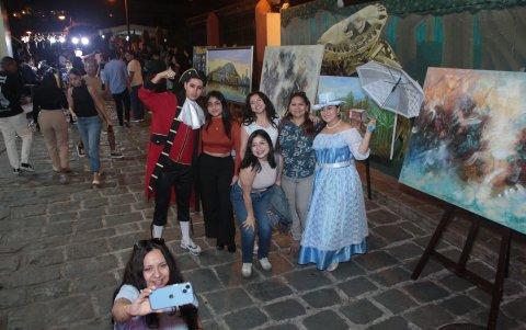 La ciudadanía aprovechó la presencia de personajes tradicionales de Guayaquil para fotografiarse en la calle Numa Pompilio Llona, de Las Peñas.
