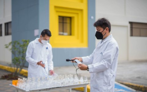 El fotocatalizador cerámico desarrollado en Loja funciona con luz solar y podría reemplazar tratamientos tradicionales costosos y contaminantes.