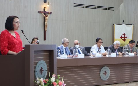 Durante la sesión solemne se rindió homenaje a docentes activos y jubilados, así como al personal administrativo.