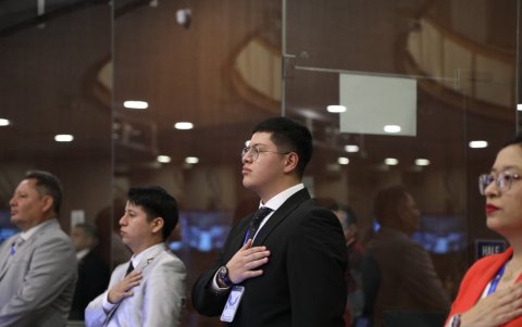 Tras el caso del asambleísta Dominique Serrano, quien fue grabado dibujando en una sesión de fiscalización, se destapó una red de nopotismo.