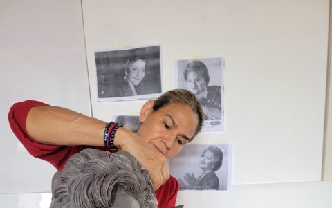 La artista trabaja en la escultura.