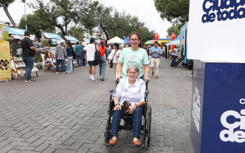 La ciudadanía aprovechó que un tramo de la avenida Víctor Emilio Estrada se peatonalizó para caminar o movilizarse en silla de ruedas.