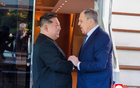 El líder de Corea del Norte, Kim Jong Un, saluda con el canciller ruso, Serguéi Lavrov.