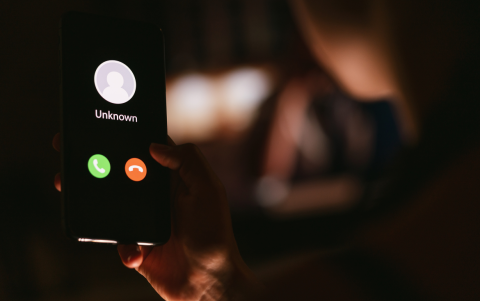 Cuelgue si escucha frases sospechosas: es la principal recomendación de seguridad.