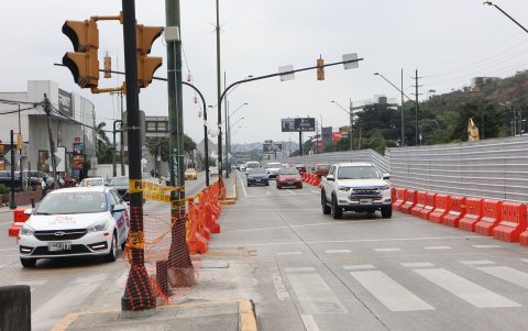 La construcción de los dos pasos a desnivel en la avenida del Bombero, en Los Ceibos, fue paralizada por disposición del Ministerio de Ambiente a Prefectura, quien da el permiso ambiental.