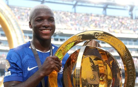Moisés Caicedo levantó el trofeo del Mundial de Clubes 2025