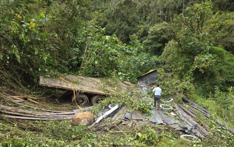El camión, cargado de metal, quedó destruido a unos 60 metros de distancia de la vía Cuenca- Molleturo- El Empalme.