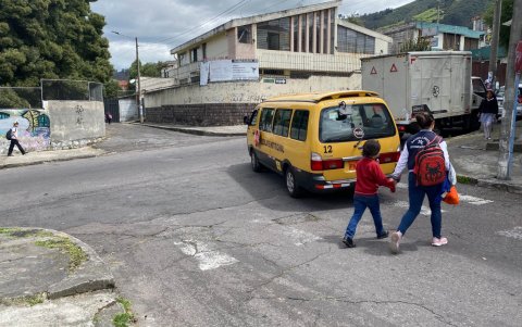 Manuela Cañizares. Está en la Selva Alegre y Nieto Polo, pero toda su señalización está borrada. Apenas queda rastro del paso cebra.
