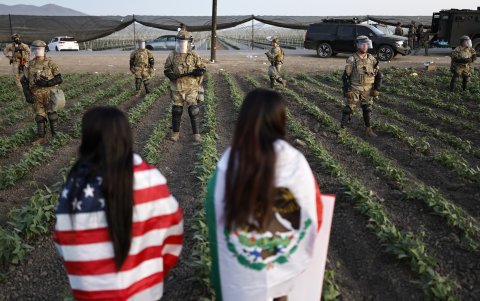 Soldados de la Guardia Nacional bloquean a los manifestantes durante una redada de inmigración de ICE en una granja de cannabis cercana el 10 de julio de 2025 cerca de Camarillo, California.