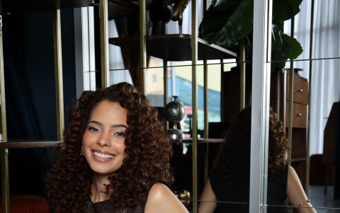 Sus rizos naturales son parte de su sello personal.