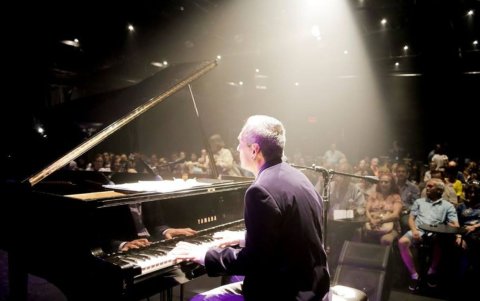 Francisco Echeverría, con más de 40 años de carrera, se consolidó como el primer pianista de jazz de Guayaquil, impulsor de proyectos clave