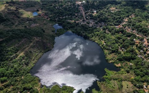 Vista aérea muestra el lago donde se encontraba la mina de oro Serra Pelada, que fue cerrada oficialmente en 1992.
