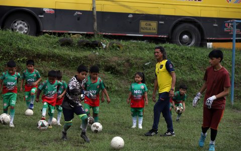Niño Moi empezó a jugar fútbol en la cancha El Hueco, en Santo Domingo, bajo la dirección técnica de Iván Guerra (camiseta amarilla).